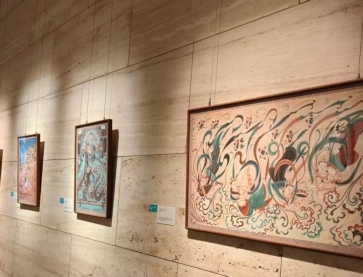 墙上有涂鸦
AI 生成的内容可能不正确。