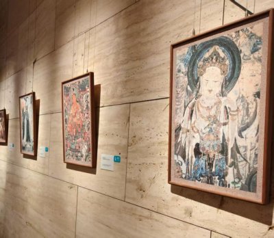 房间里的墙上挂着一幅画
AI 生成的内容可能不正确。