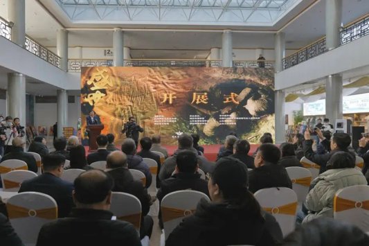 17、“盛世吉祥——潍坊象化石展”开展