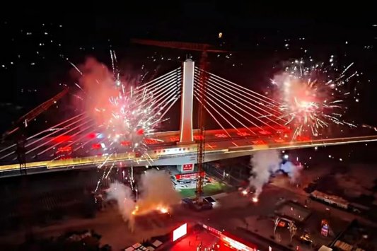 30、清平路跨胶济铁路立交桥主桥成功转体合龙