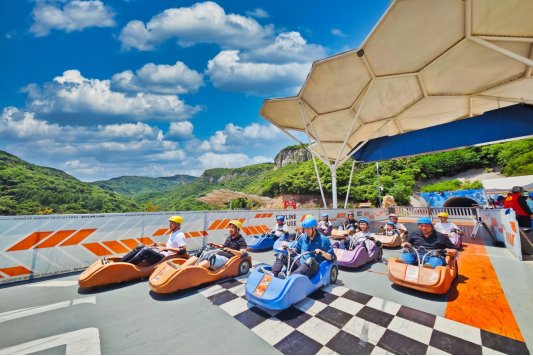 D:/工作/图片素材/山地滑车 七彩滑道/红叶柿岩照片 (漂流、山地滑车)苏昕11.jpg红叶柿岩照片 (漂流、山地滑车)苏昕11